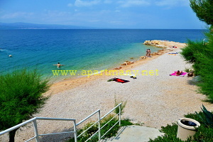 velká písečná pláž přímo pod apartmány Ivana a Ivan v lokalitě Nemira riviéra Omiš 